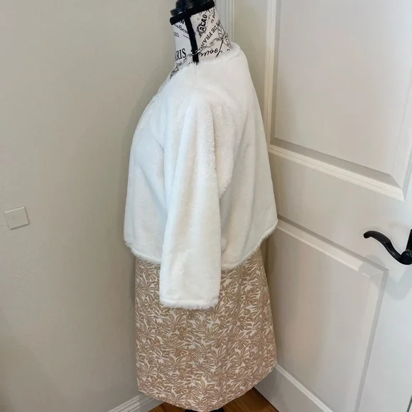 Elegant White Crop Faux Fur Calvin Klein Size Large - Picture 5 of 14